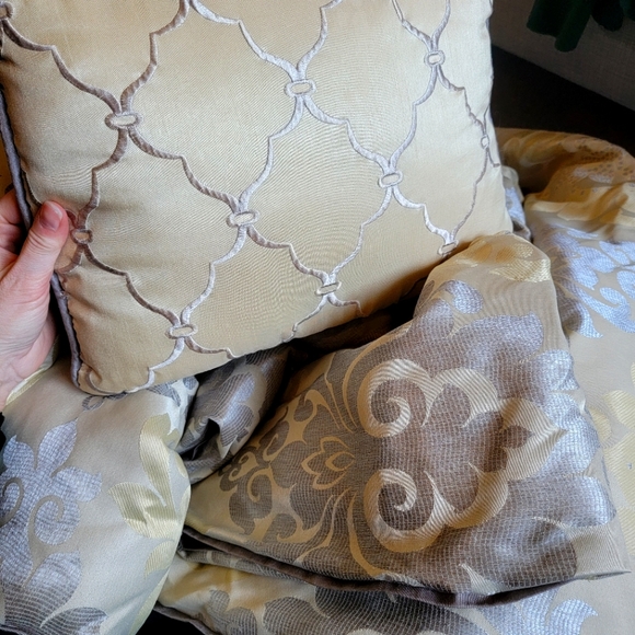 Threshold Other - EUC-Queen Bedding Set with sheets, bedskirt, pillowcases